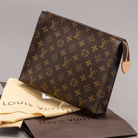 lv toiletry pouch 19 vs 26|louis vuitton make up pouch.